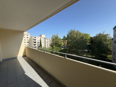 Einziehen und wohlfühlen: Modernisierte Wohnung mit Balkon und Einbauküche