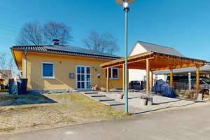 Stilvolles Wohnen in ruhiger Lage – Einfamilienhaus mit Koiteich und überdachter Terrasse