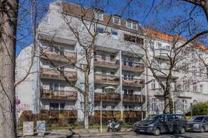 Rarität! Bezugsfreie sehr gepflegte Eigentumswohnung mit 4 Zimmern und 2 Balkonen in Berlin Steglitz
