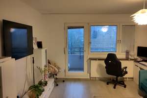 Helle mit Blick ins Grüne 2-Zimmer Wohnung im 2. OG in Stuttgart-Freiberg – Suttnerstraße 38, 70437 Freiberg, Stuttgart – Vorschaubild 2