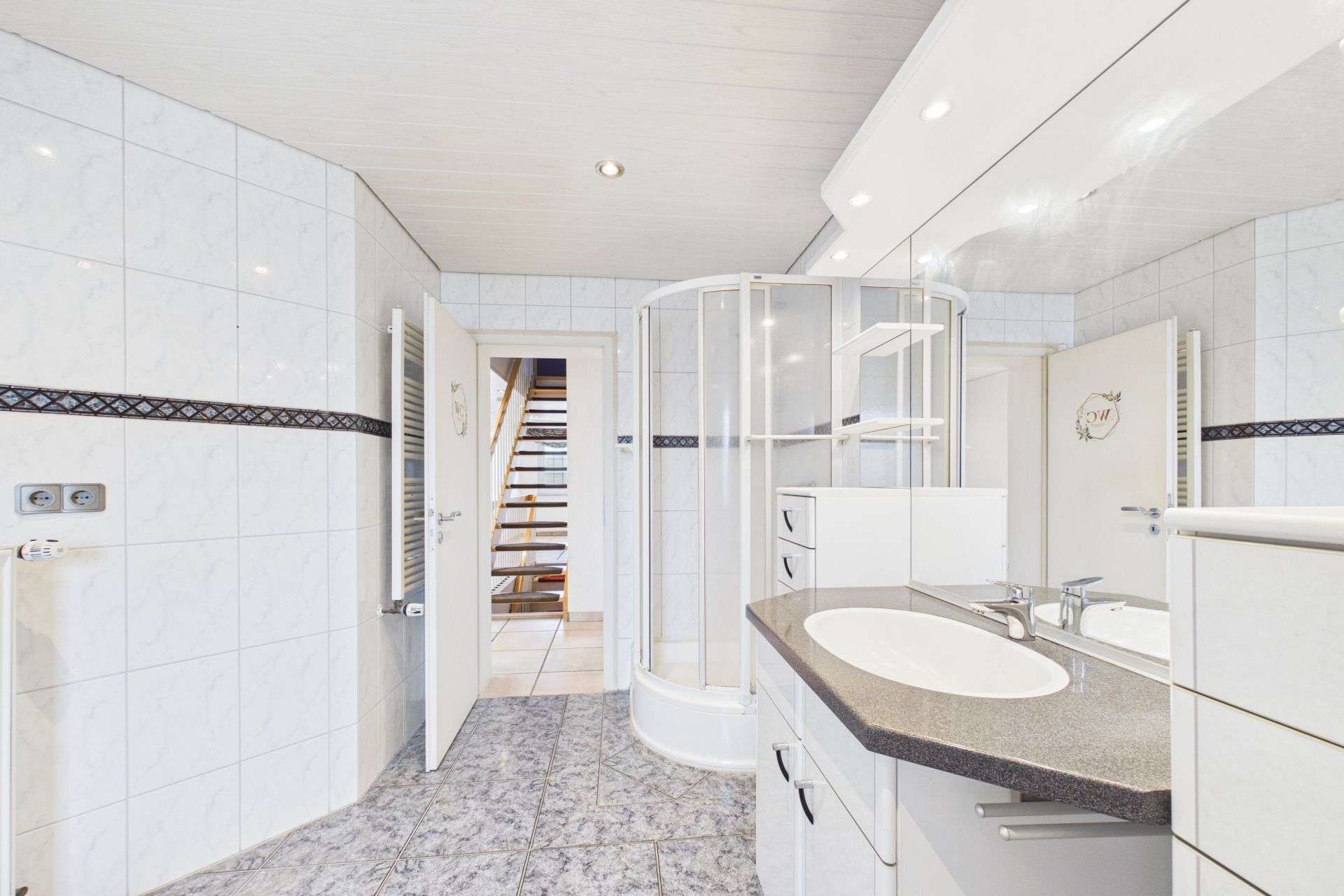 Immobilie in Oelde - Sanierungsobjekt mit zwei Wohneinheiten und zusätzlicher Fläche – großes Entwicklungspotenzial - Bild 0