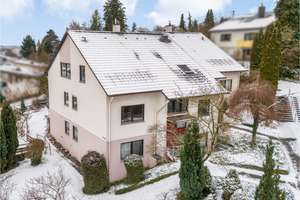 Sehr stark & souverän.
Dreifamilienhaus in Elchingen (Thalfingen)
Drei Wohnungen | 3 Garagen | STP – Junginger Str. 43, 89275 Elchingen – Vorschaubild 1