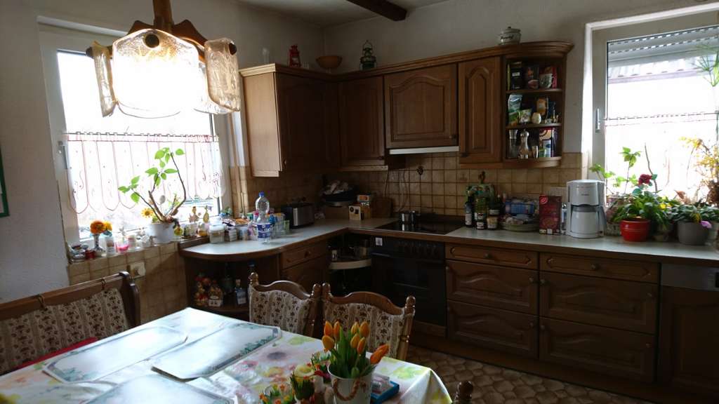 Immobilie in Lingenfeld - Geräumiges Einfamilienhaus mit vielen Nutzungsmöglichkeiten - ideal  für 2 Generationen in Top Lage! - Bild 3