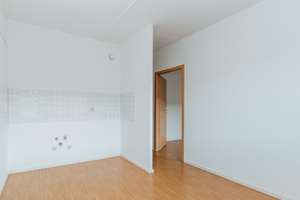 Für Sie in Sanierung- 3-Raumwohnung mit Balkon im Lieblingskiez. – Gneisenauring 18, 39130 Neu Olvenstedt, Magdeburg – Vorschaubild 3