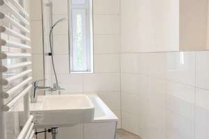 Frisch modernisiert & WG-geeignet: 2-Zimmer-Wohnung ohne Durchgangszimmer mit großer Küche – Badensche Straße 40, 10715 Wilmersdorf, Berlin – Vorschaubild 1