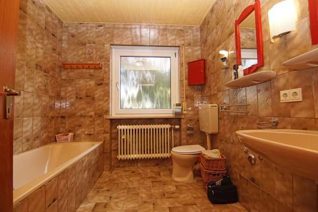 Immobilie in Roßtal - Roßtal-S-Bahn Nähe: Einfamilienhaus mit PV, Solar, Doppelgarage und Traumblick auf Felder und Wiesen - Bild 1