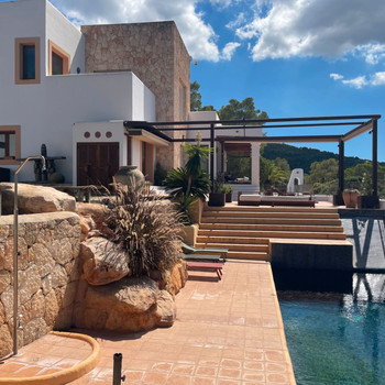 Villa im Ibiza-Stil mit Meerblick zu verkaufen.