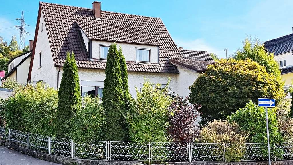 Charmantes Zweifamilienhaus  mit schönem Garten und Weitblick