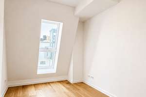 Großzügige Dachgeschoss-Wohnung mit Küche, Klimaanlage, Terrasse und Aufzug – Schönfließer 19, 10439 Prenzlauer Berg, Berlin – Vorschaubild 11
