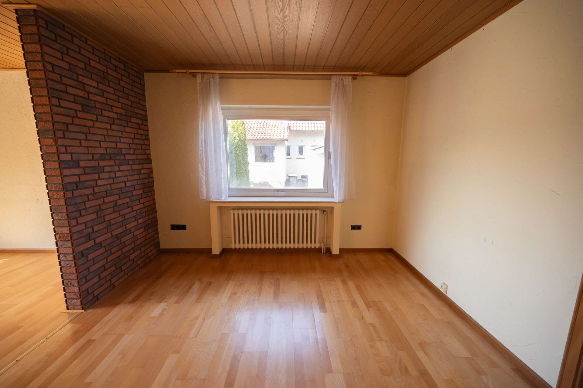 Immobilie in Hiddenhausen - Hiddenhausen-Sundern: Ein-/Zweifamilienhaus mit großzügigem Garten in ruhiger Lage - Bild 1