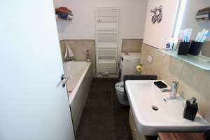 Wohnen im Elbbahnhof! Fußbodenheizung, Balkon, Parkett, Bad mit Wanne und Dusche, TG, Elbnähe! – Im Elbbahnhof 5, 39104 Altstadt, Magdeburg – Vorschaubild 2