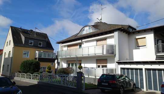 Bild von 2 Mehrfamilienhäuser - Eine große Wohnung sofort frei!