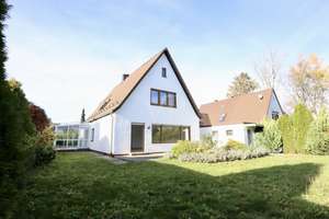 Erfüllen Sie sich Ihren Traum vom eigenen Haus - Einfamilienhaus mit viel Platz und Potenzial – Die vollständige Adresse der Immobilie erhältst du vom Anbieter., 82061 Neuried – Vorschaubild 2