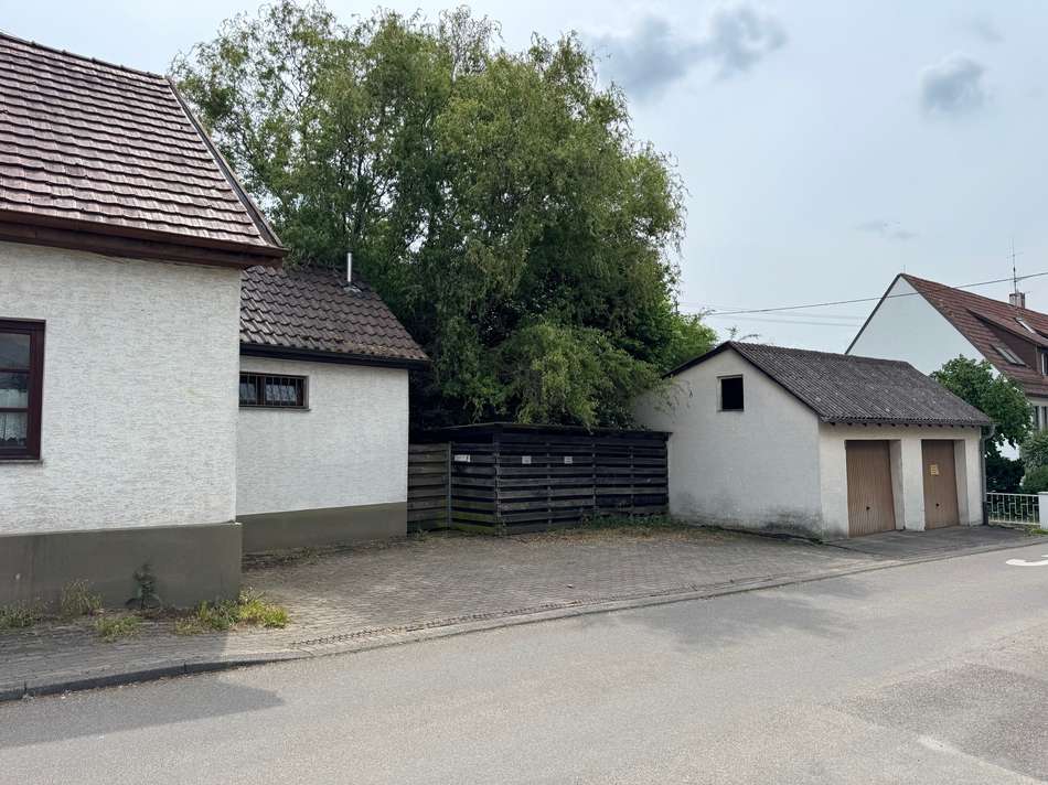 Doppelgarage und Stellplätze