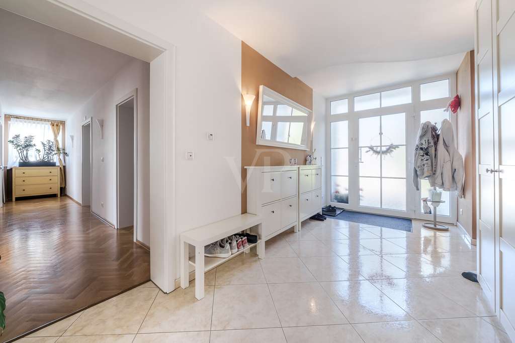 Immobilie in Grävenwiesbach - Großes, flexibel nutzbares Familiendomizil in beliebter Lage mit Garten, Garage und PV-Anlage - Bild 1