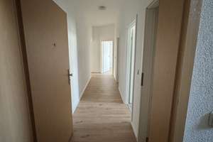 Frisch renovierte helle Dreiraumwohnung mit EBK und Keller