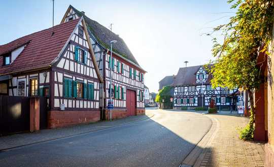 PERLE SUCHT POLIER: Fachwerkhaus und Bauplatz