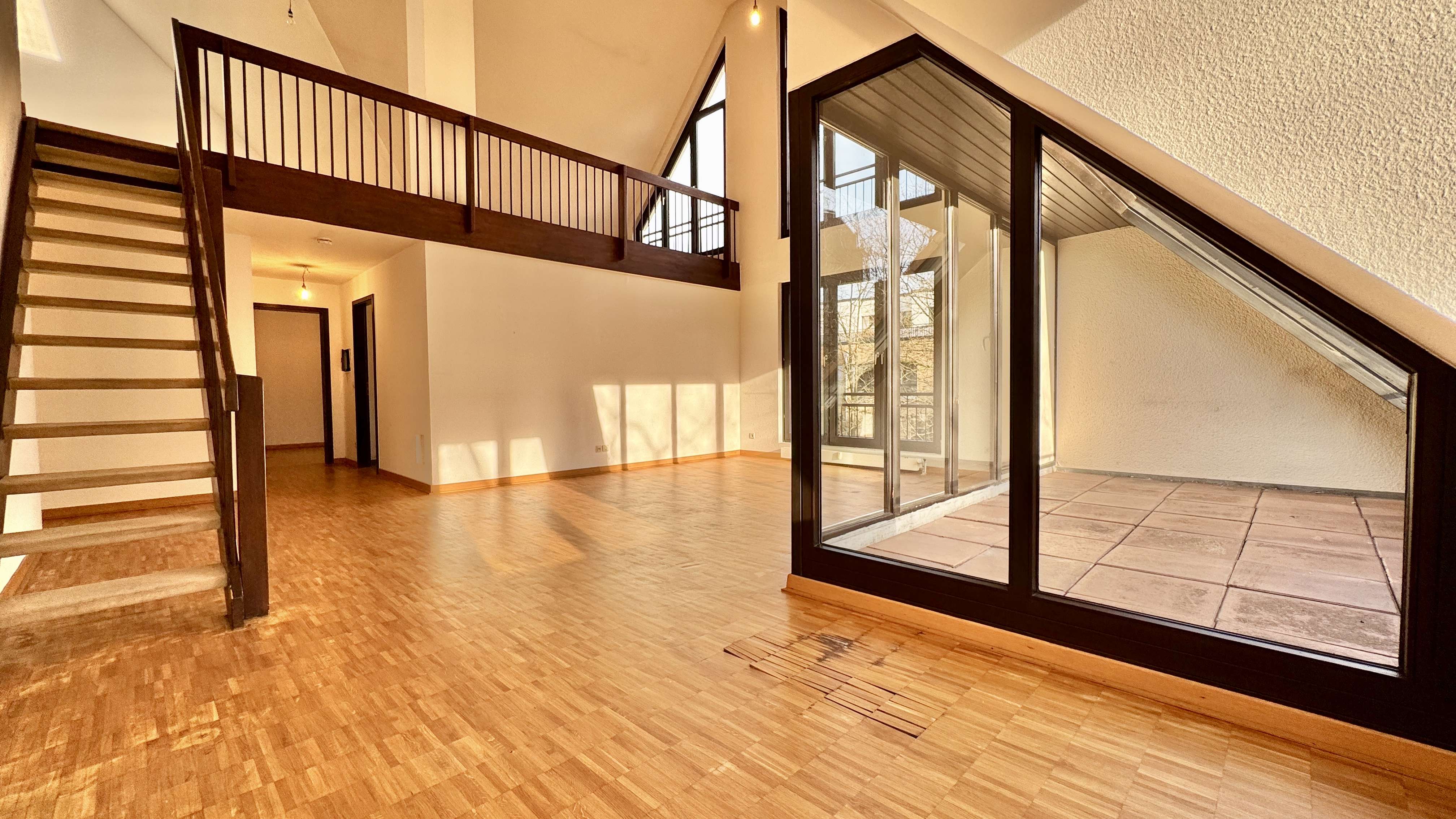 Großzügige Dachgeschoss-Maisonette-Galerie-Wohnung mit 4 Zimmer / 2 Balkone / renovierungsbedürftig, Düsseldorf – Bild 3