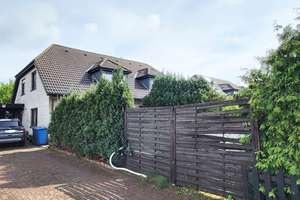 Ruhige Wohnlage: Doppelhaushälfte mit Garten und Carport