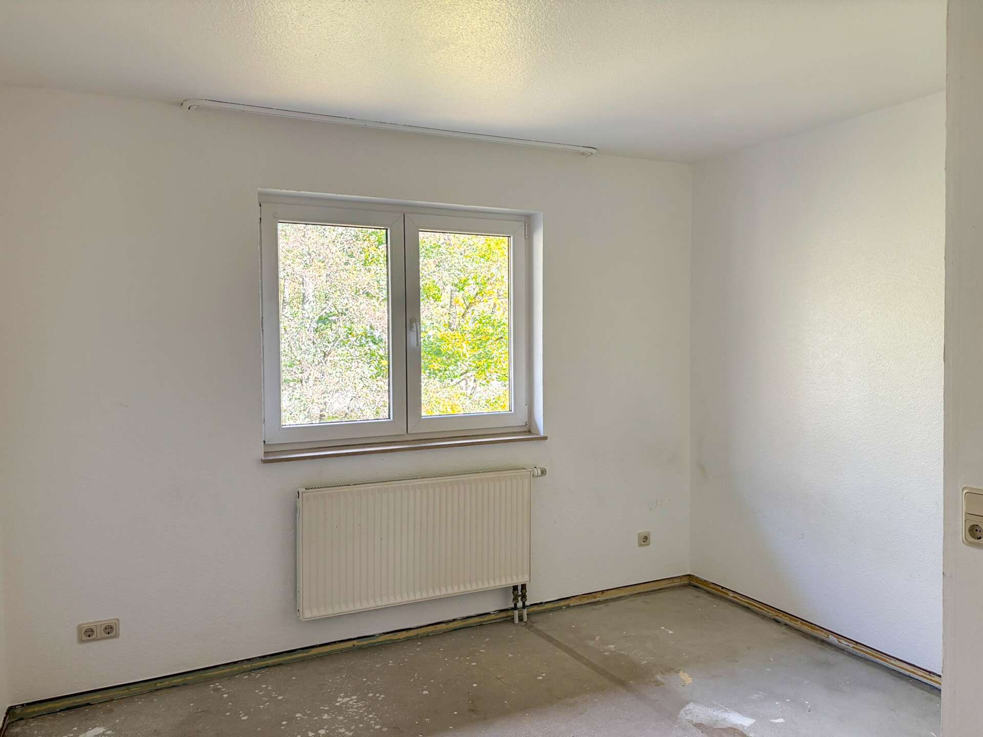 Immobilie in Mittelhof - Renovierungsbedürftige Eigentumswohnung mit zwei Balkonen und Stellplatz in zentraler Lage! - Bild 0