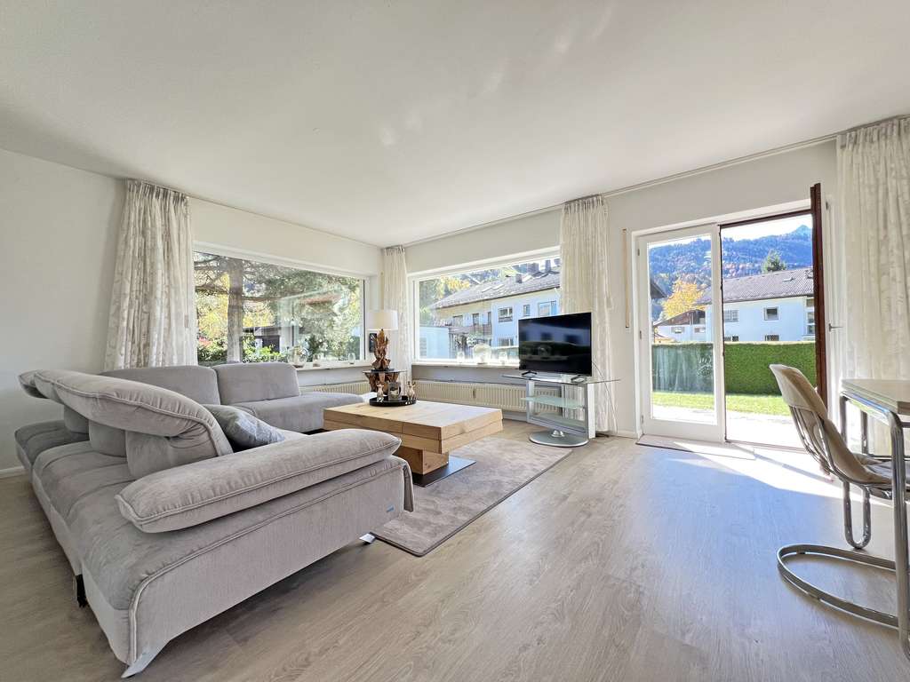 Modernisierte Erdgeschosswohnung mit großzügigem ausgebauten Hobbyraum ( ca 22m² )