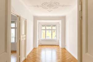 Altbau mit Balkon: Großzügig wohnen im Westfälischen Viertel