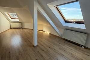 Charmante 1-Raum-Dachgeschosswohnung mit separater Küche  und  wunderschöner Aussicht