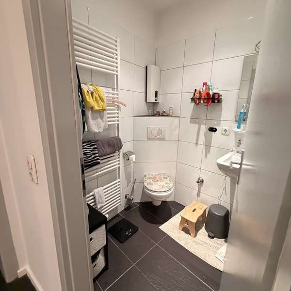 *** Moderne 4-Zimmer-Wohnung mit Stellplatz & zwei Bädern ***