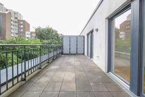 Penthouse mit Weitblick: Lichtdurchflutete Eleganz und großzügige Dachterrasse