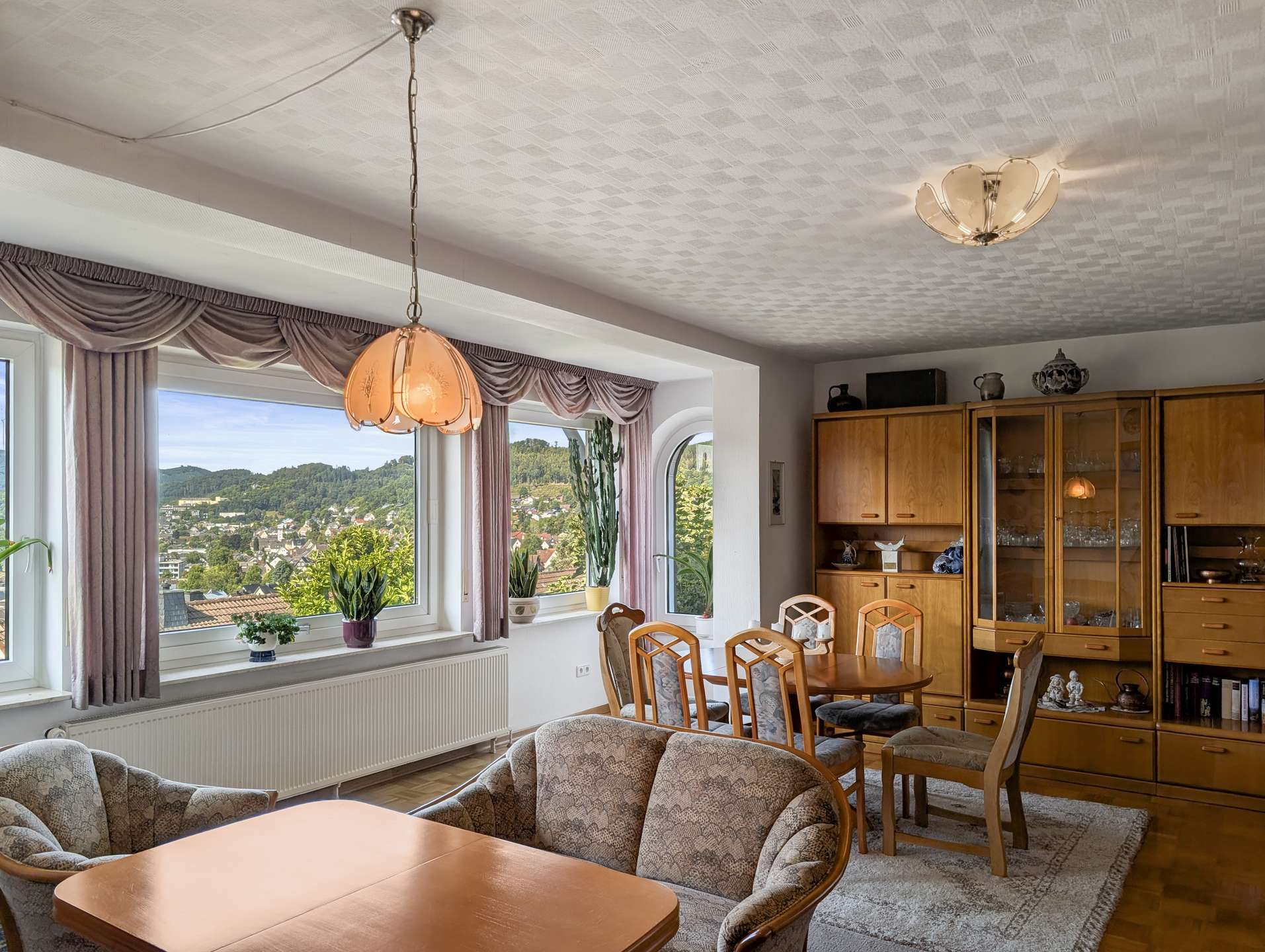 Immobilie in Bad Laasphe - Traumhafte Aussicht inklusive: Attraktives Einfamilienhaus mit Einliegerwohnung & idyllischem Garten - Bild 0