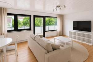 Helle, sanierte und möblierte 3-Zi DG Wohnung mit Balkon in ruhiger Wohnlage