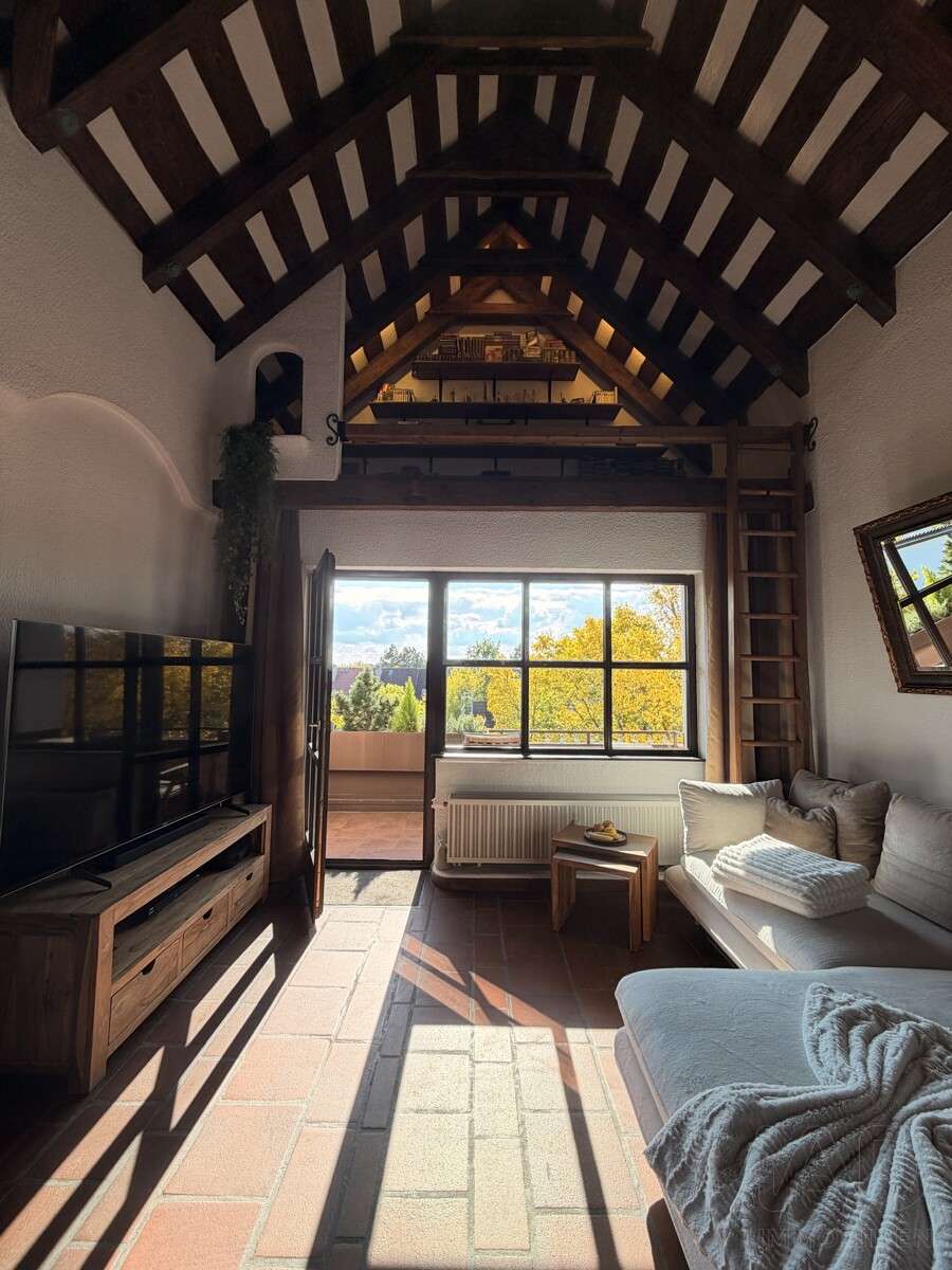 Immobilie in Kirchheim bei München - Schlossburg-Charakter trifft mediterranes Wohngefühl – außergewöhnliche Maisonette auf zwei Ebenen - Bild 0