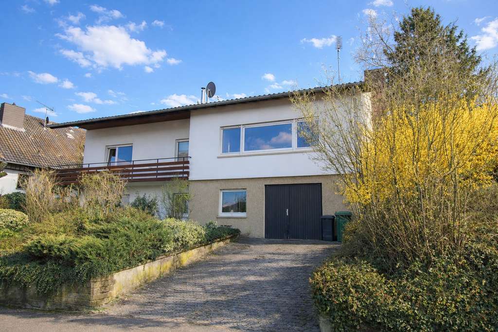 Immobilie in Eschelbronn - Wohnen mit Aussicht in Eschelbronn: Freistehendes Ein-/Zweifamilienhaus mit Potenzial - Bild 0