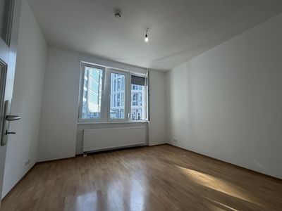 2-Zimmer Altbauwohnung im Nordend mit neuer EBK und hohen Decken direkt an der FH