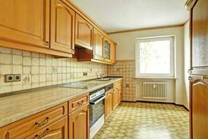 Nicht aufwendig zu renovieren: 3-Zimmer-Wohnung mit Balkon und eigenem Garagenplatz – Die vollständige Adresse der Immobilie erhältst du vom Anbieter., 80939 Freimann, München – Vorschaubild 9