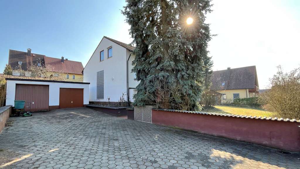 Immobilie in Strullendorf - Großzügiges Wohnhaus in 
ruhiger, sonniger Ortsrandlage
96129 Strullendorf - Bild 1