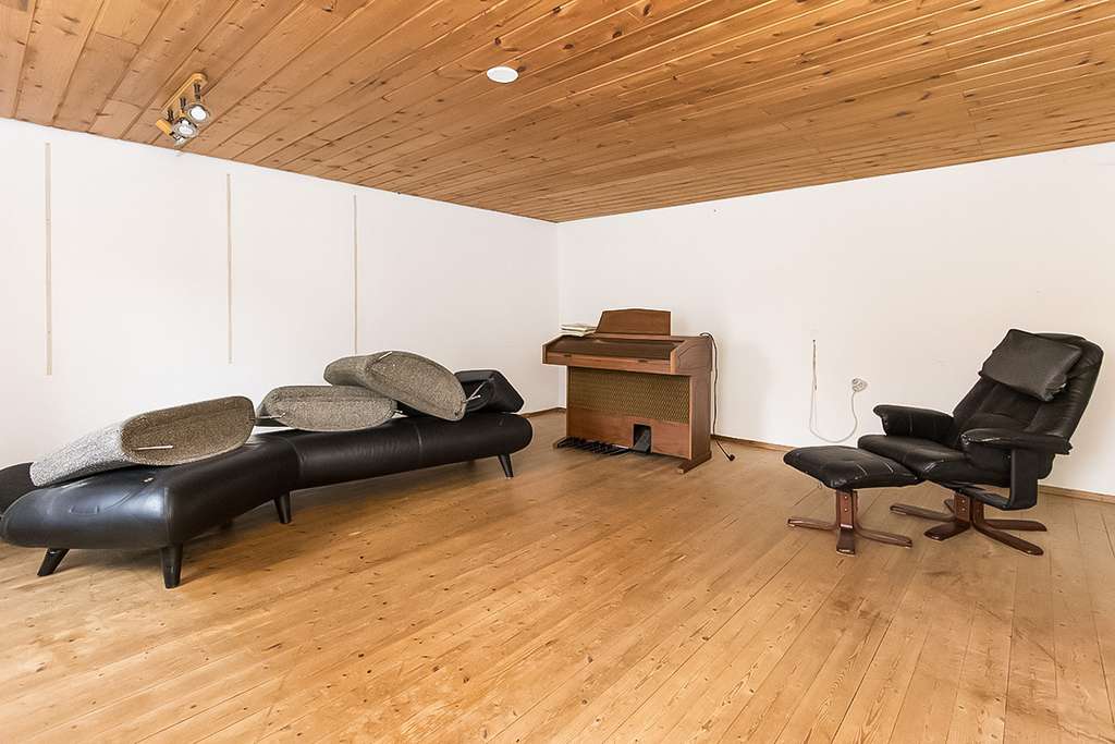 Immobilie in Gomadingen - Platzwunder für Familien / 2 Generationen - mit Nebengebäude, ideal für Handwerker, Lager ... - Bild 3