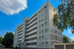 Attraktive 2-Zimmer-Wohnung mit Garage und Entwicklungspotenzial in Augsburg-Lechhausen – Die vollständige Adresse der Immobilie erhältst du vom Anbieter., 86167 Lechhausen-Ost, Augsburg – Vorschaubild 1