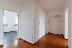 Rödelheimer Perle mit grandioser Raumaufteilung: 3-Zimmer mit Essküche, Balkon, Aufzug und Garage