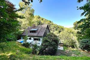 Ein verwunschenes Haus im Grünen