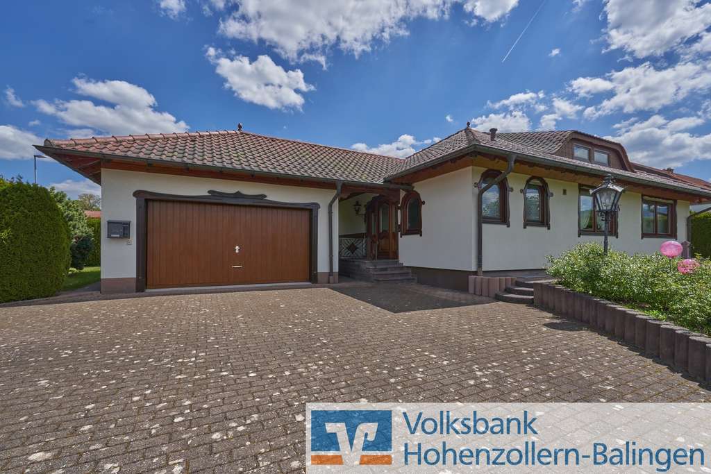 Bungalow mit Doppelgarage und gepflegtem Garten