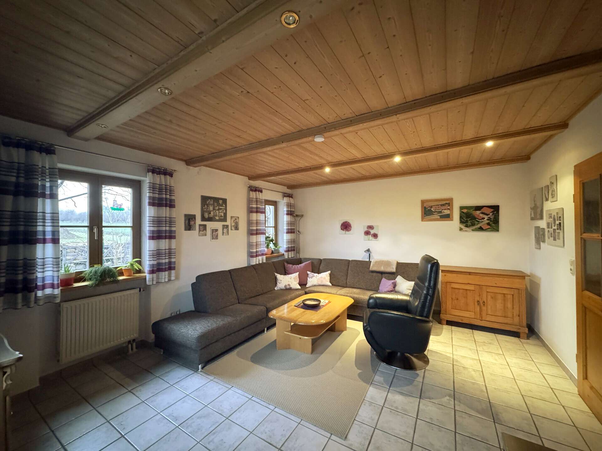 Immobilie in Bayerbach b. Ergoldsbach - Wohnhaus mit Weitblick & Freiraum – vielseitiges Anwesen mit Tierhaltung und zwei Einliegerwohnungen - Bild 0