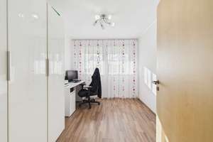 Moderne 4-Zimmer-Wohnung mit Einbauküche, Balkon & Garage in Regensburg! – 93057 Reinhausen, Regensburg – Vorschaubild 13