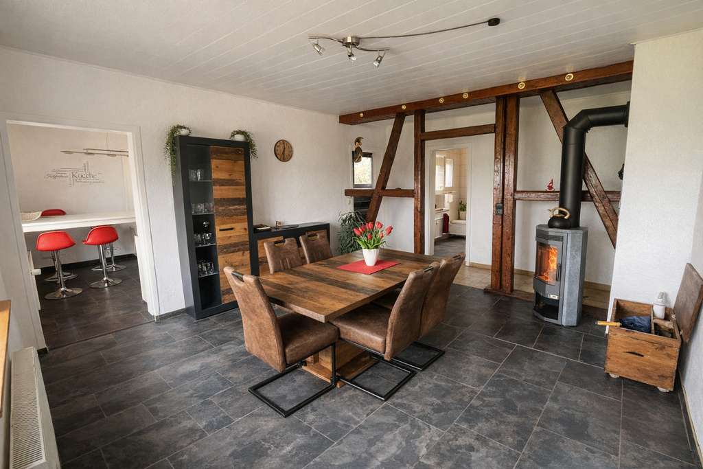 Immobilie in Waldeck - Großzügiges Zweifamilienhaus nahe Edersee mit großem Garten und Ausbaupotenzial - Bild 0