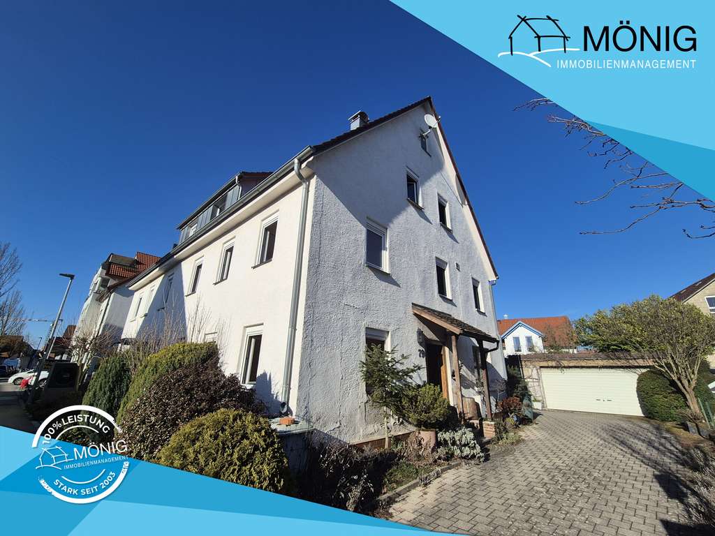 Immobilie in Holzgerlingen - Charmante Doppelhaushälfte mit 8 Zimmern, Garten und Doppelgarage im Herzen Holzgerlingens - Bild 0