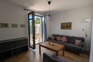 Neubau! Hochwertig möblierte Erdgeschosswohnung mit Terrasse und Parkplatz