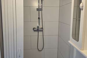 Möblierte Dachgeschosswohnung in Lübeck – eigener Wohnbereich mit Küche & Bad – 23554 Sankt Lorenz Nord, Lübeck – Vorschaubild 4