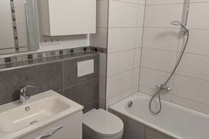 Provisionsfreie, helle 3-Zimmer-Dachgeschosswohnung mit verglaster Loggia, Blick ins Grüne & Aufzug – Kinzigstrasse 8, 38120 Weststadt, Braunschweig – Vorschaubild 9