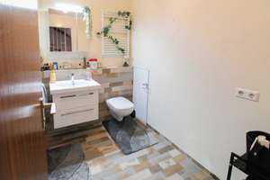 Ihr neues Familienglück: Gepflegtes Reihenmittelhaus mit Garten & Garage in Renningen – Die vollständige Adresse der Immobilie erhältst du vom Anbieter., 71272 Renningen – Vorschaubild 16