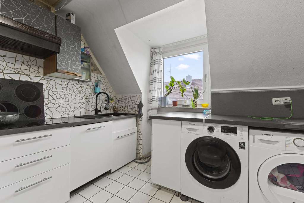 Immobilie in Hanau - Vermietete Dachgeschosswohnung in Hanau Klein-Auheim mit Einbauküche u. 2 Stellplätzen - Bild 2